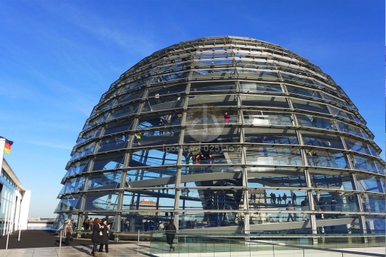 這是遊客可以免費入內參觀的玻璃圓頂，在大晴天下，可以看見整個柏林。