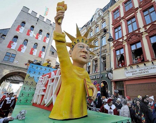  獲諾貝爾和平獎的劉曉波成為自由神像，後面寫着「解放」。