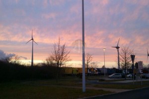 在德國坐長途巴士，經過高速公路，總會看見風力發電設施。