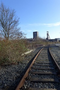 曾經天天運送煤礦的路軌和車站早已荒廢。