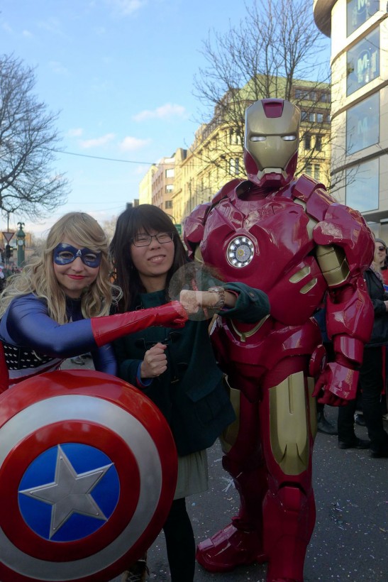 最認真的打扮！！我們和朋友在杜塞多夫遇見Ironman和女版美國隊長，Ironman的手掌還真的有燈啊！
