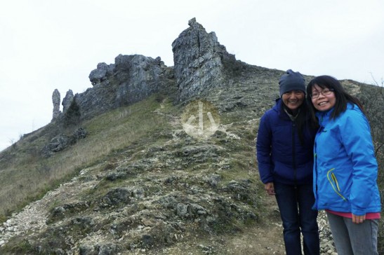 這是Htay Htay和我，在紐倫堡附近的高山上。她其實是有畏高症的，卻堅持要帶我們去這個美麗的地方。