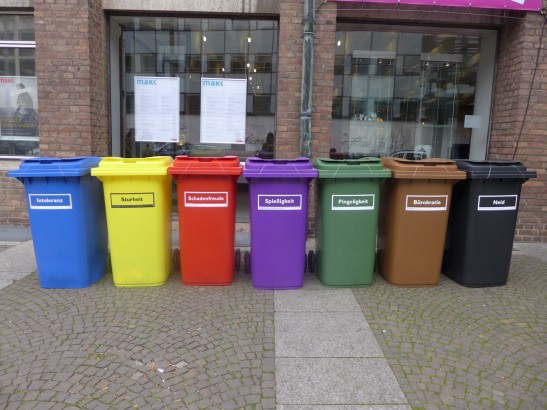 色彩繽紛的回收桶，對初來德國的人來說，是噩夢。哈哈哈哈……