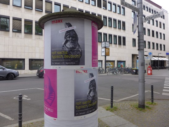 我最喜歡看歐洲城市這些「告示柱」，貼滿當地藝文活動的宣傳。上面有展覽的海報。
