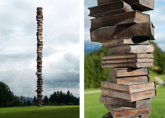 Der Unendliche Geist，直譯大概是「不滅的靈魂」。它是一條由許多本書疊成的高柱，再以銅鑄而成。