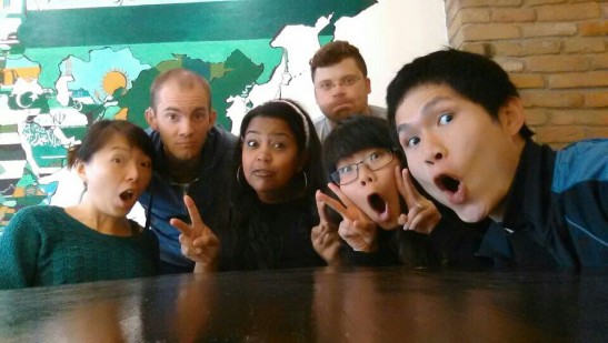 這間Café的同事們，由左至由：Hazel（香港）、Titus（美國）、Sandra（巴西）、Martin（瑞典）