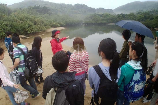 海下灣之友Nicola正向香港大學學生介紹潟湖。